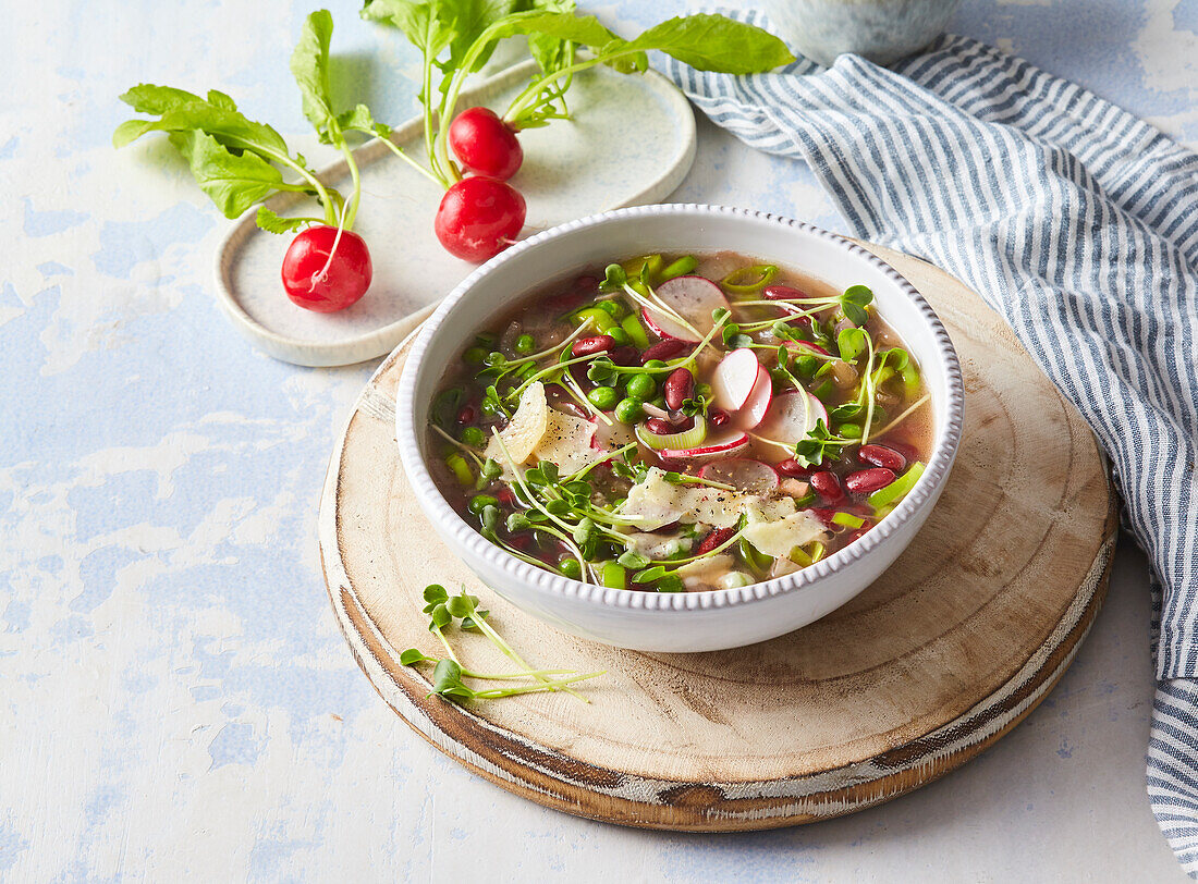 Frühlingsgemüsesuppe