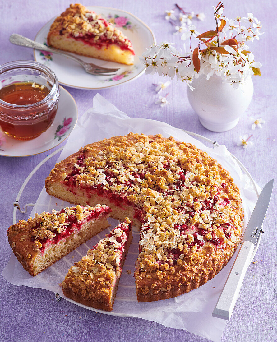 Honigkuchen mit roten Johannisbeeren