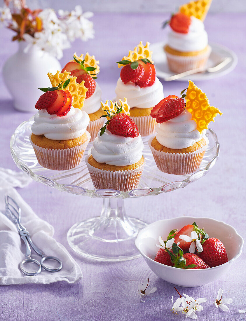 Honey cupcakes with mascarpone cheese