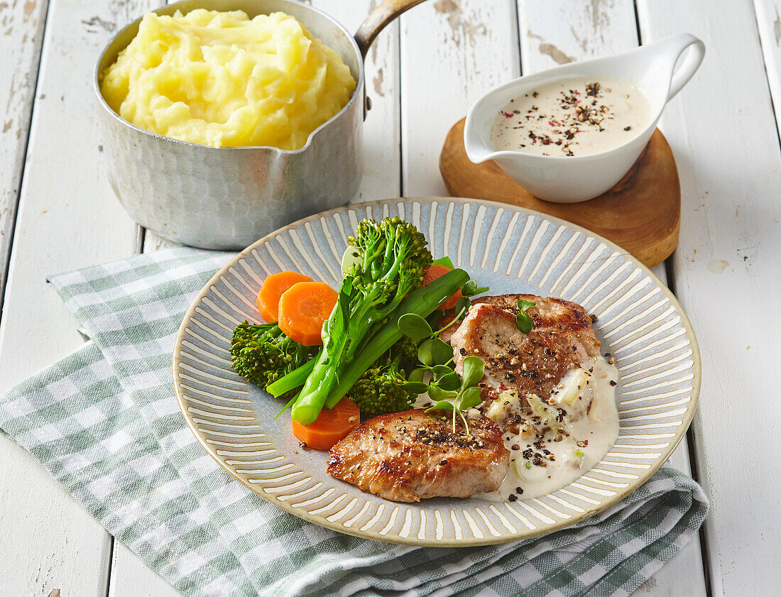 Pfeffersteaks vom Schwein mit Brokkoli und Kartoffelpüree