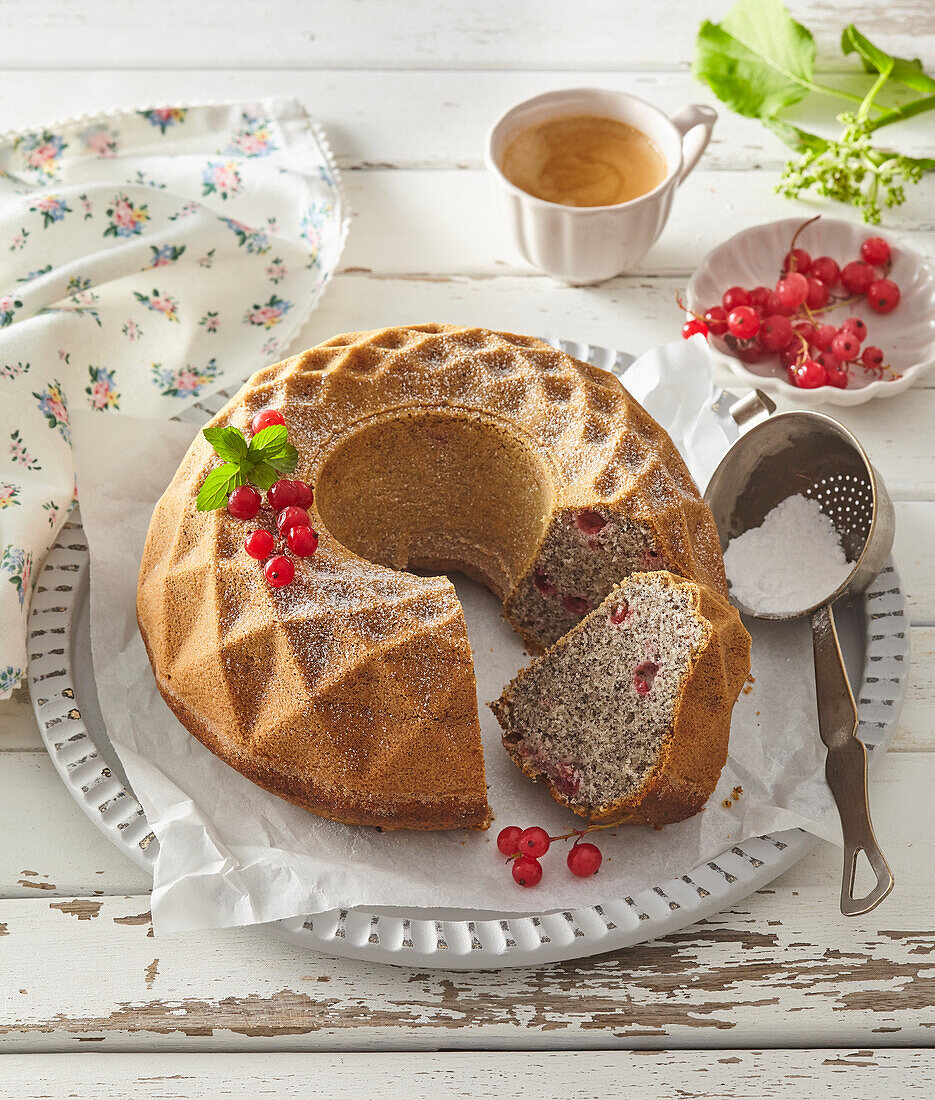 Mohn-Gugelhupf mit roter Johannisbeere