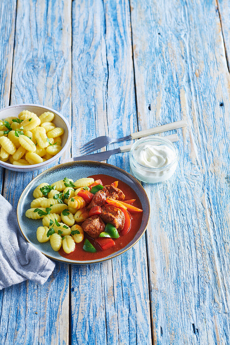 Schweine-Paprika-Eintopf mit Gnocchi