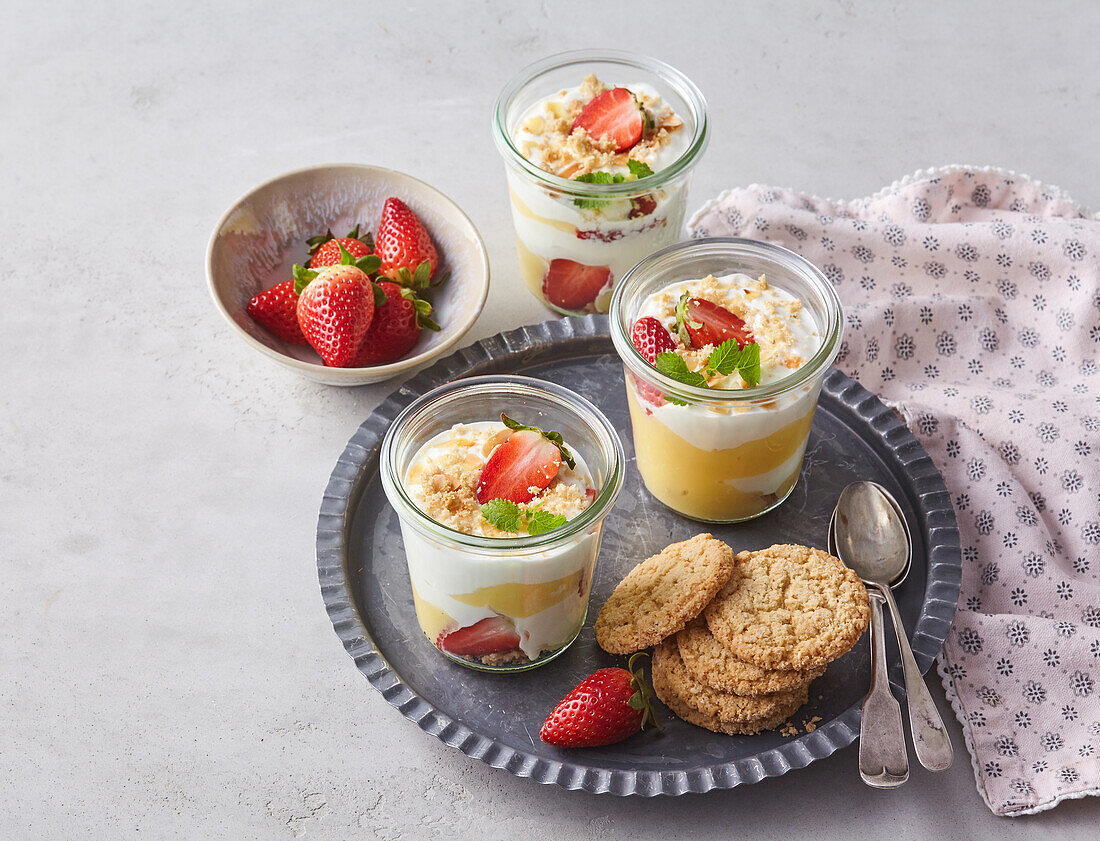 Vanillepudding-Parfait mit Erdbeeren