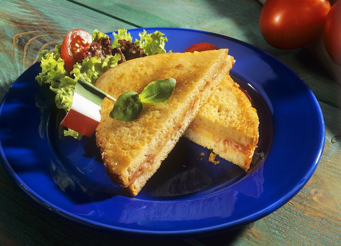 Gebratenes Käse-Speck-Sandwich mit Italien-Fähnchen dekoriert