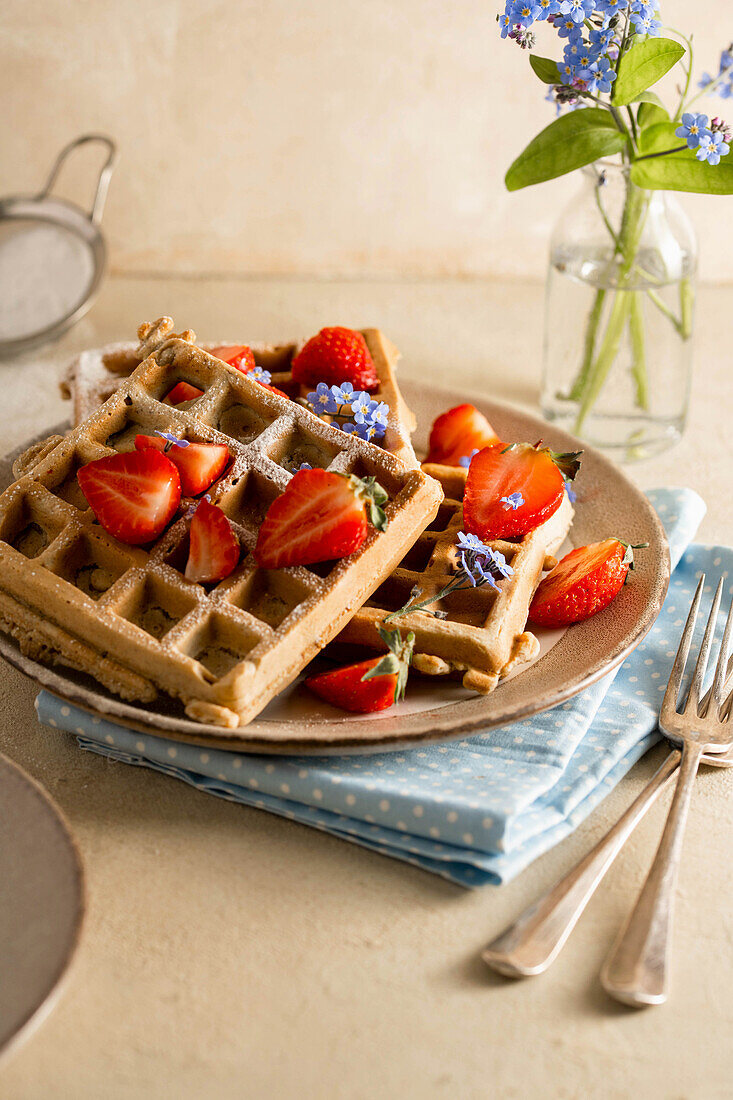 Belgische Waffeln mit frischen Erdbeeren