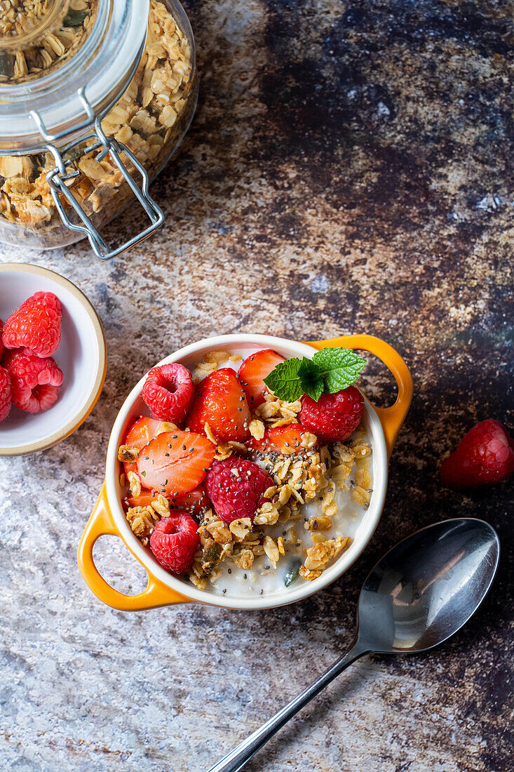 Hausgemachtes Granola mit Milch und frischen Erdbeeren