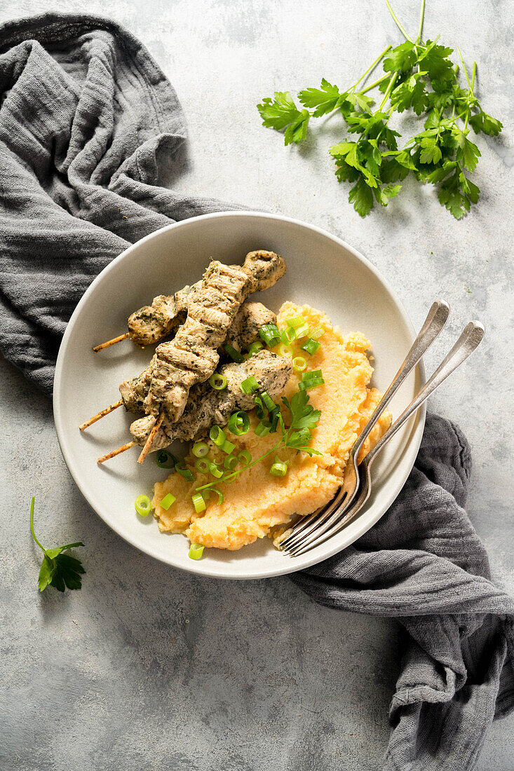 Marinated chicken skewers with mashed potatoes