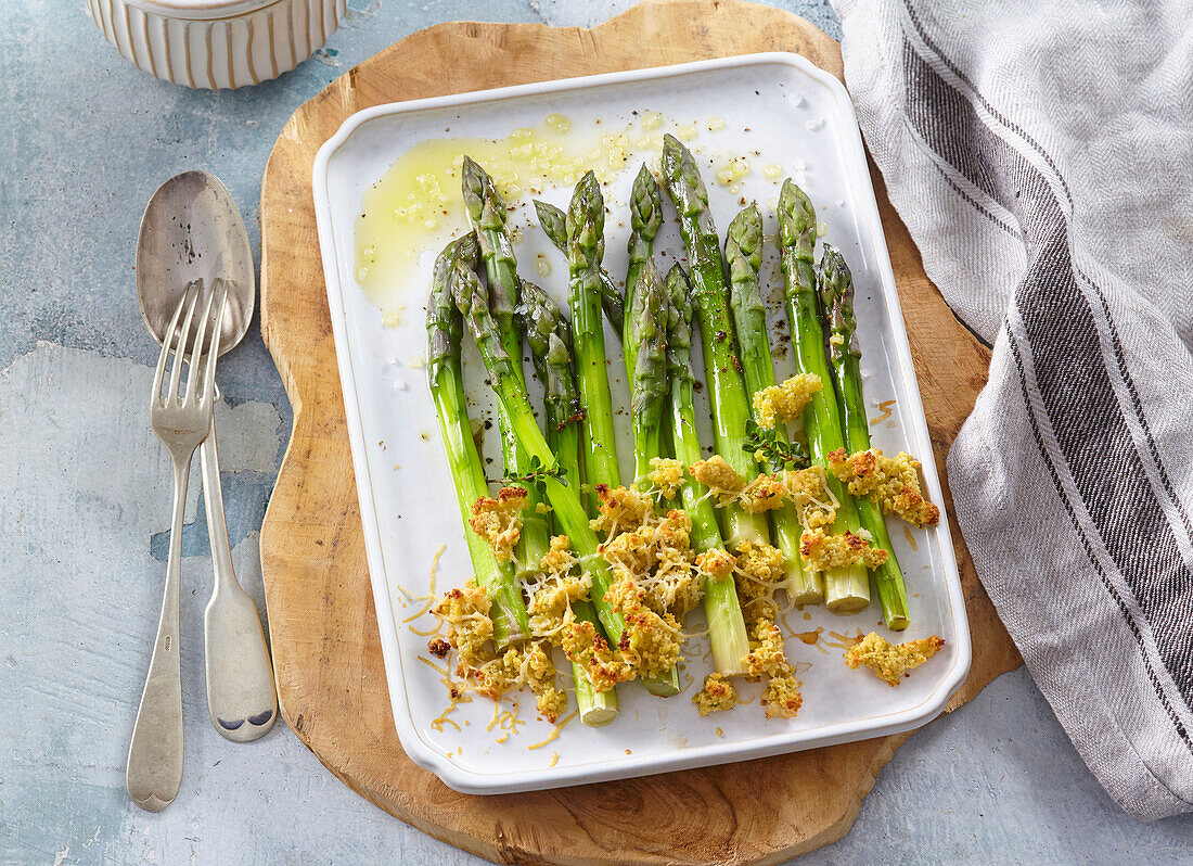 Gebratener grüner Spargel mit Parmesankäsekrümeln