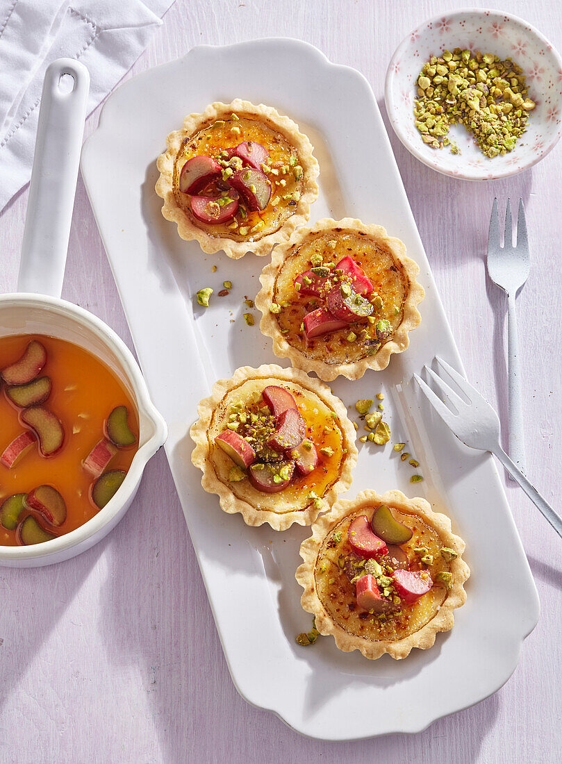 Rhubarb tartlet with pistachios