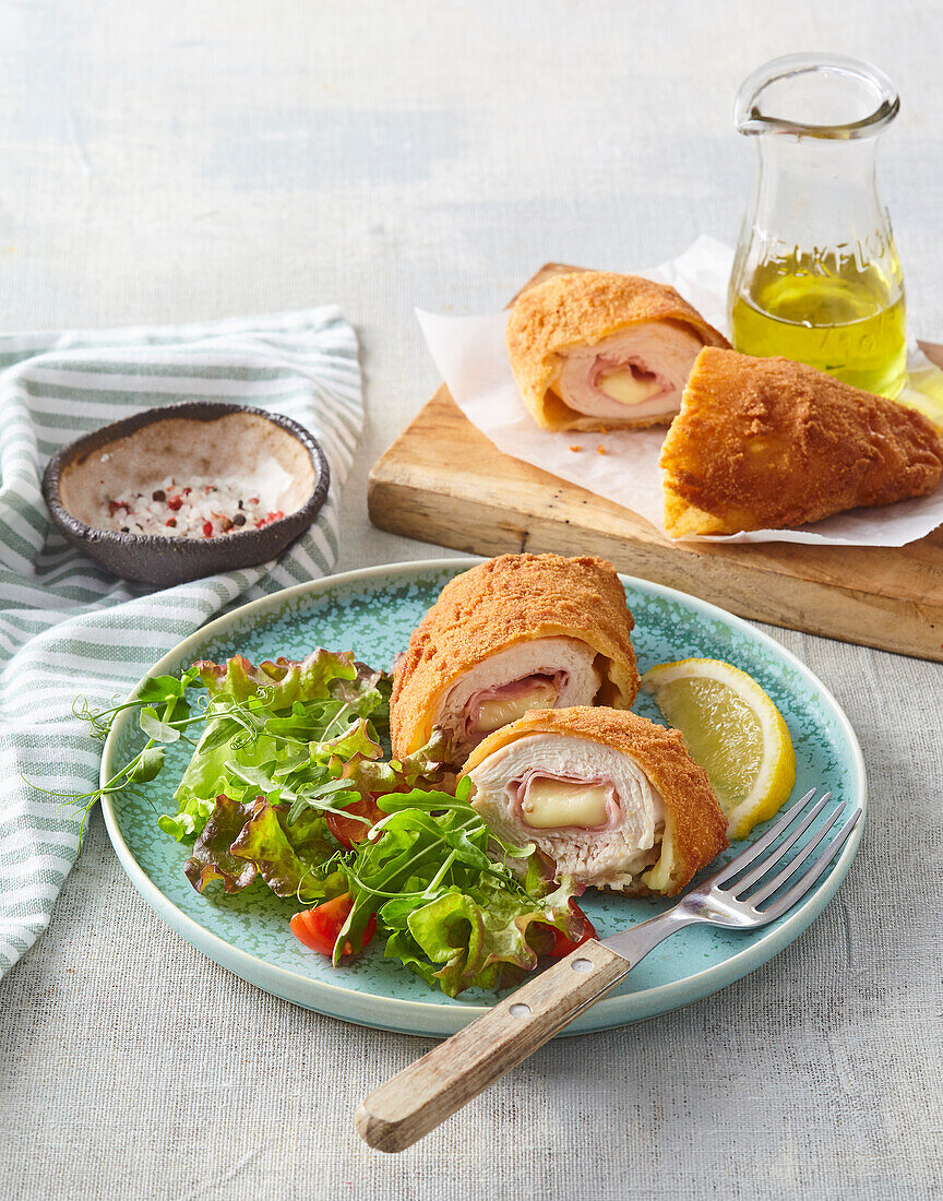 Hähnchen-Cordon-Bleu mit Salat