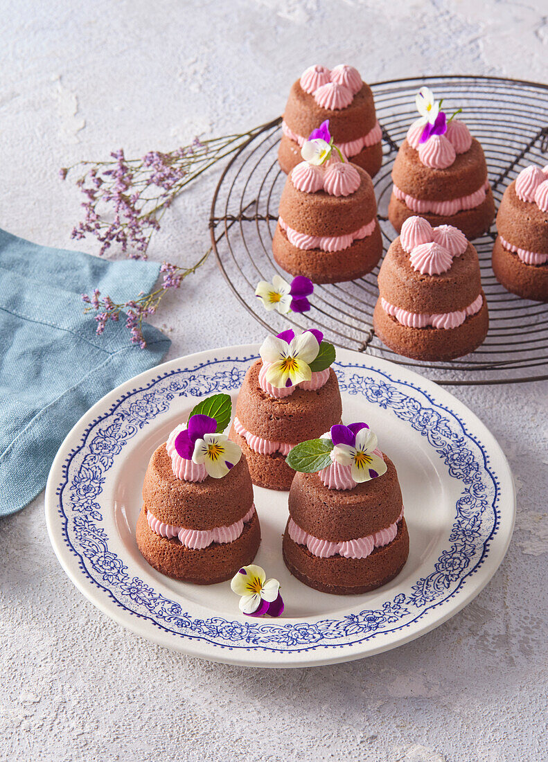 Mini chocolate cakes with raspberry cream