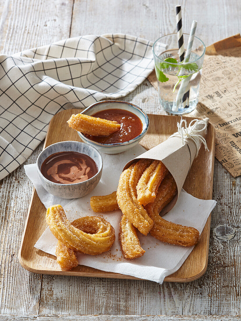 Churros mit Schokoladensauce und gesalzenem Karamell