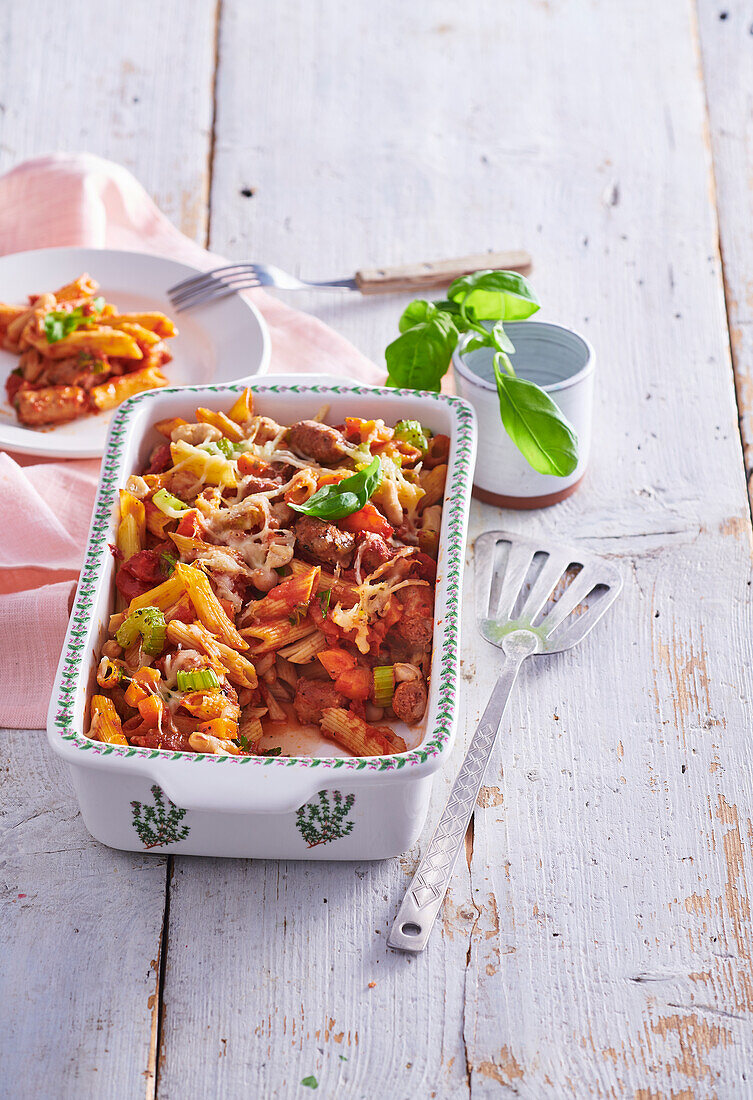 Gratinierte Penne mit Salsiccia-Wurst und Bohnen