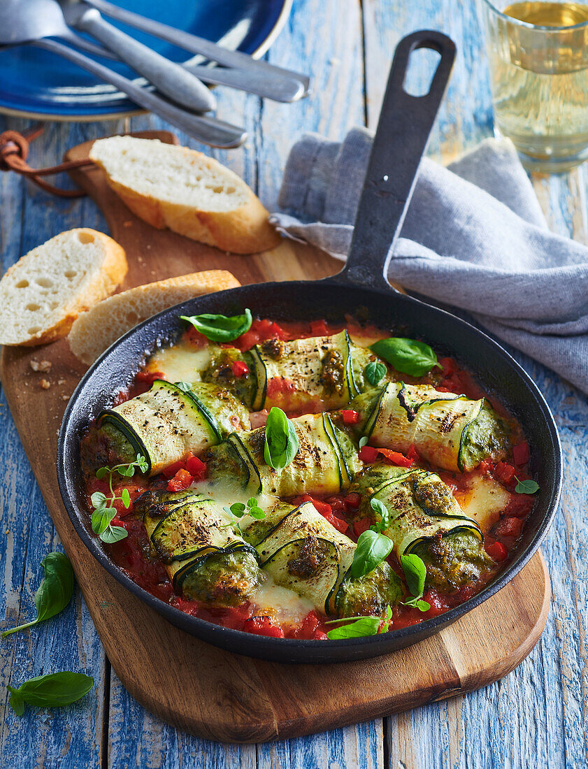 Zucchiniröllchen in würziger Tomatensauce