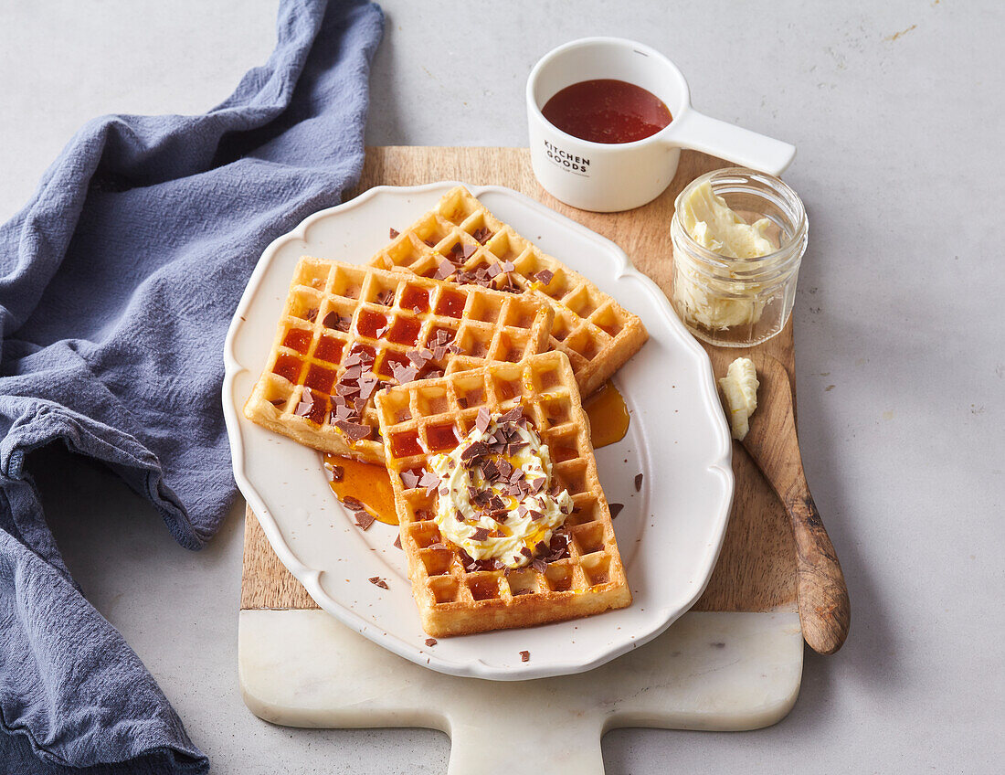 Waffeln mit Butter und Ahornsirup