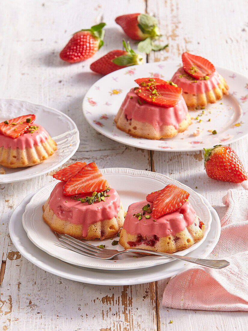 Strawberry mini cakes
