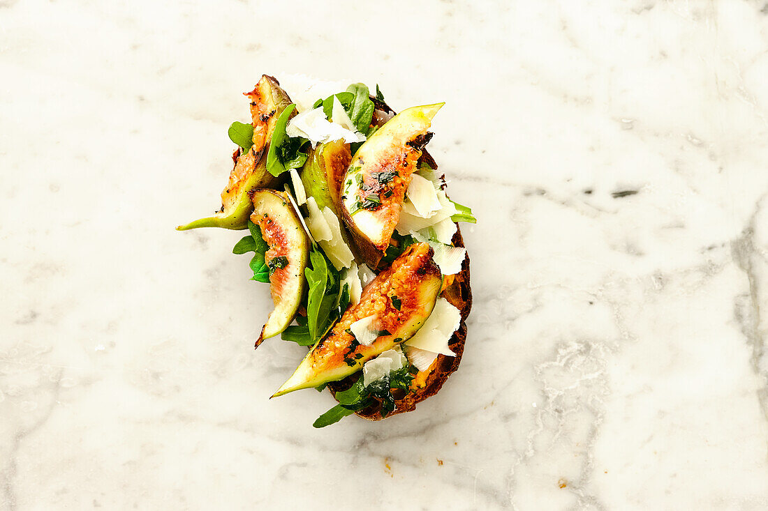 Röstbrot mit Hummus, Feige und Pecorino