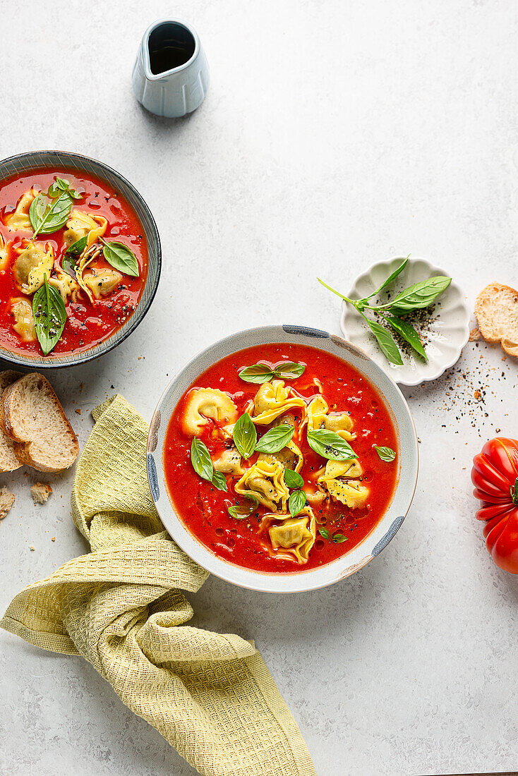 Cremige vegane Tomatensuppe mit Ravioli