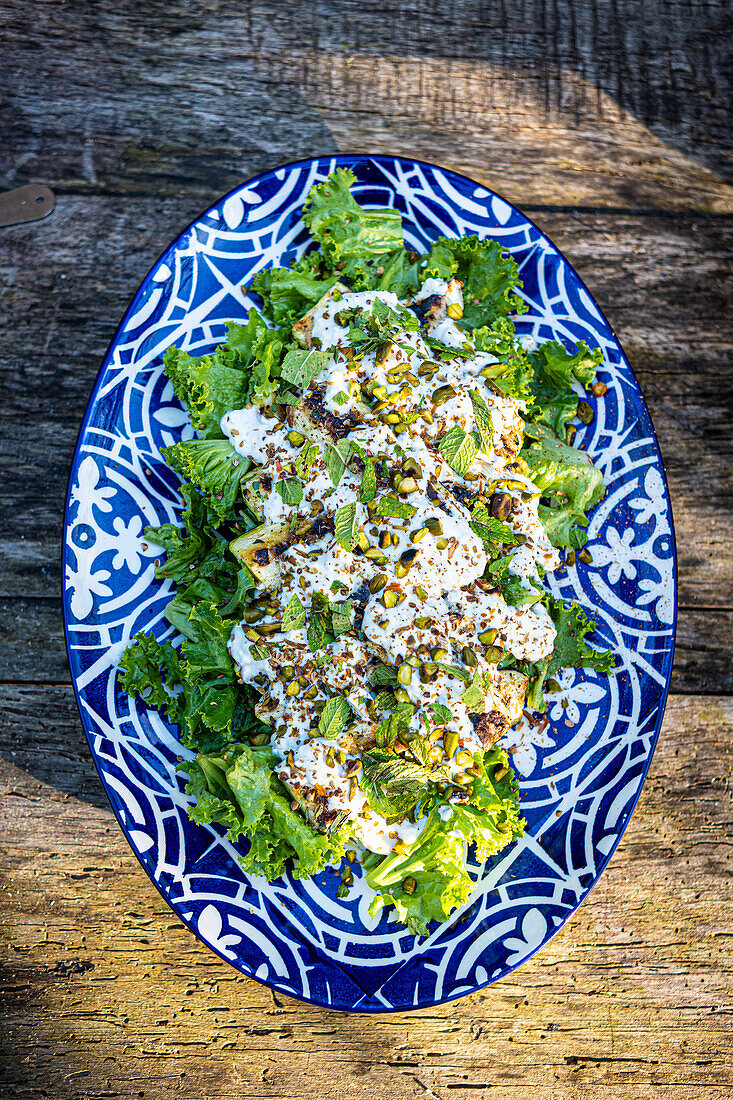 Salad with yoghurt, mint and pistachios