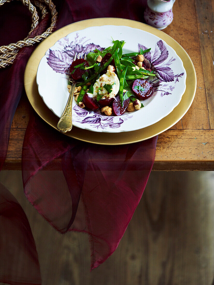 Rote-Bete-Spinatsalat mit Haselnüssen