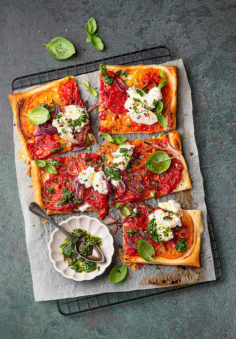 Tomatentarte mit Ricotta und Pesto