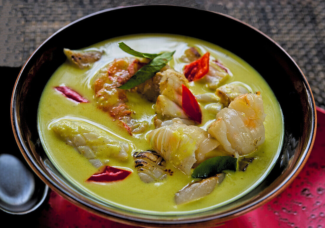 Gelbe Currysuppe mit Meeresfrüchten und Gemüse