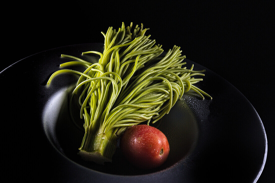 Grüne Spaghetti mit Tomate