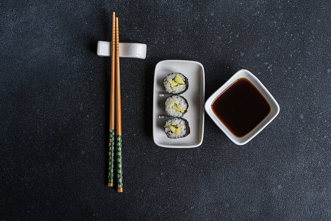 Avocado maki with soy sauce