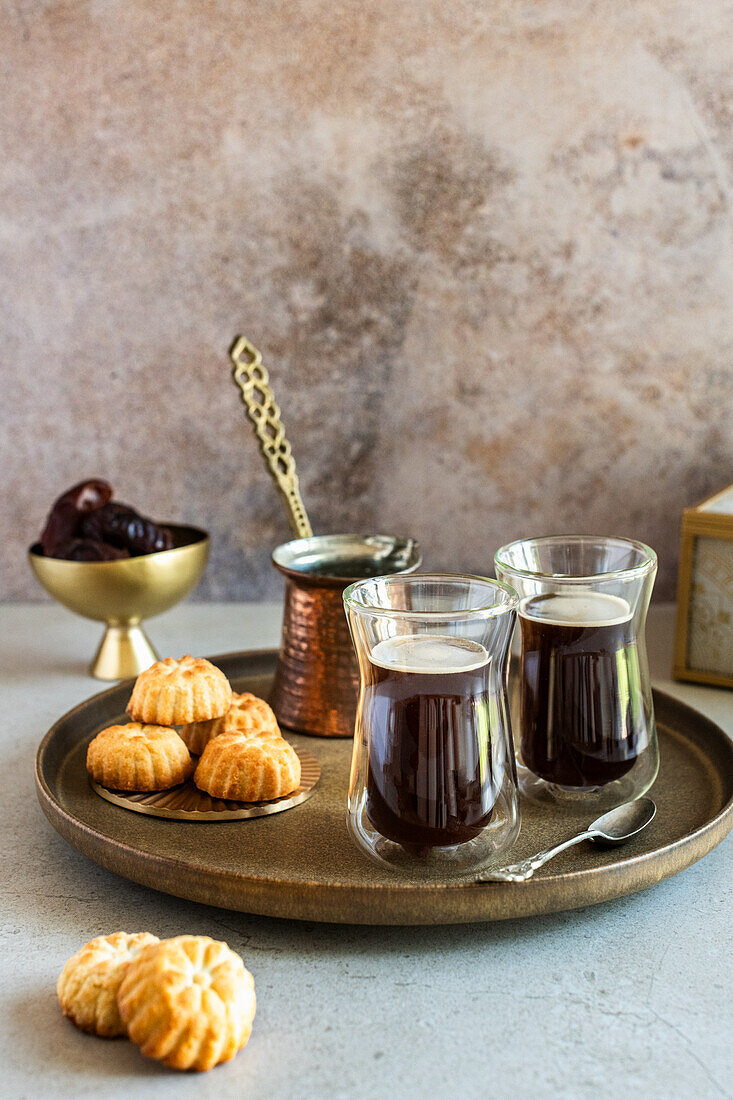 Arabischer Kaffee mit Ma'amoul (Gebäck mit Dattelfüllung)