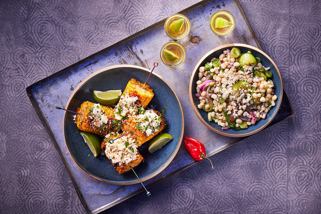 Maiskolben vom Grill und weisser Maissalat