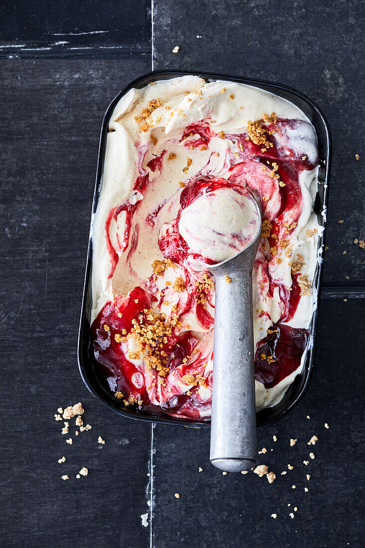 NY-Käsekuchen-Eiscreme mit Konfitüre