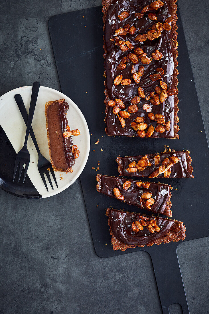 Chocolate Cheesecake mit Brezelboden und Karamell-Erdnüssen