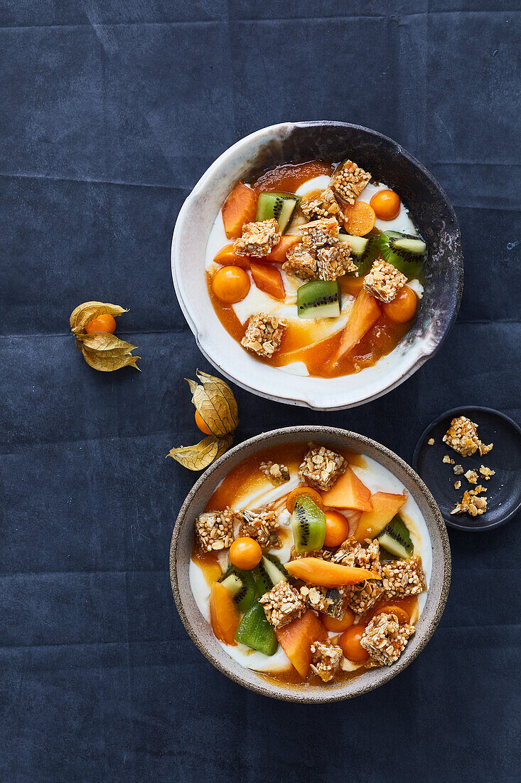 Skyr-Bowls mit Früchten und Müsli-Croûtons