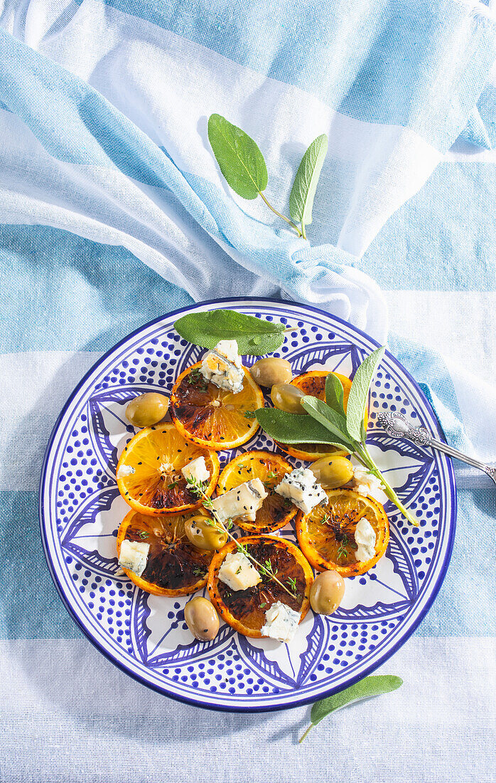 Salat mit gegrillten Orangenscheiben, Käse und Oliven