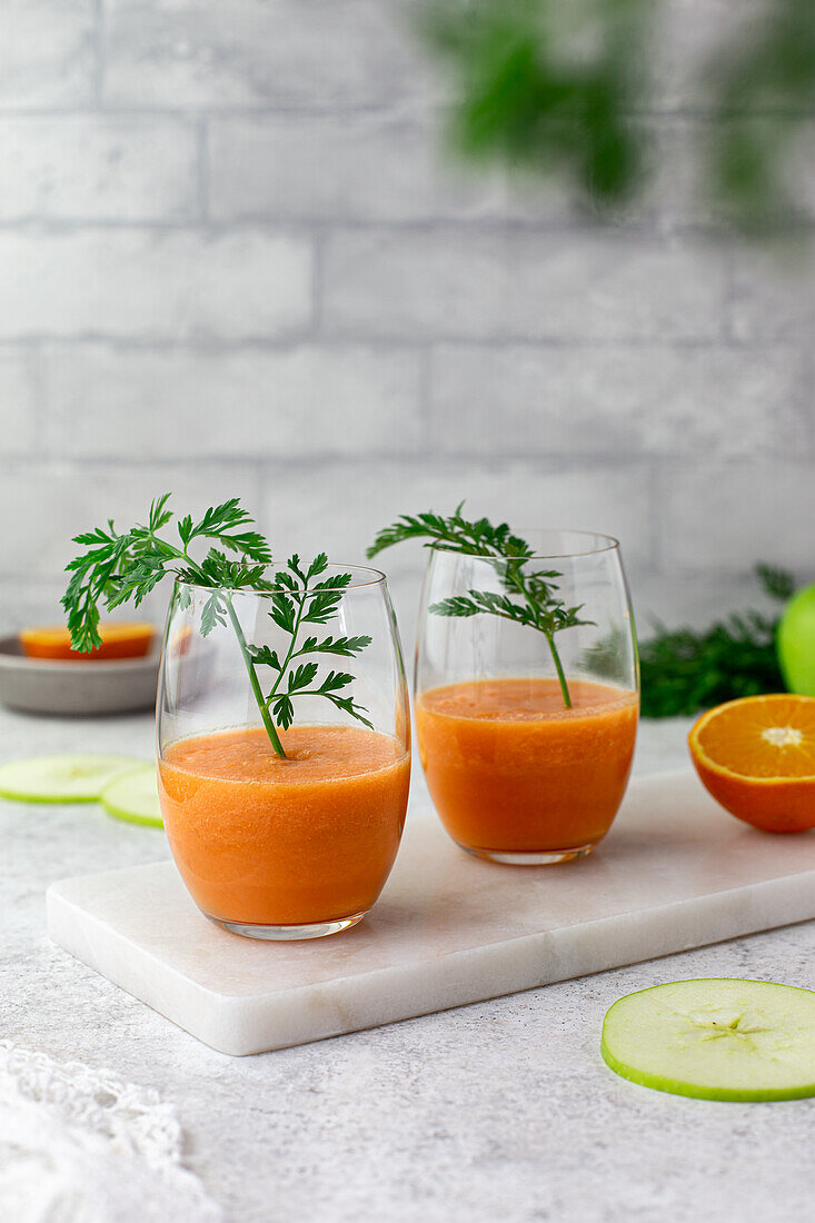 Karotten-Smoothie mit Orangen und Äpfeln