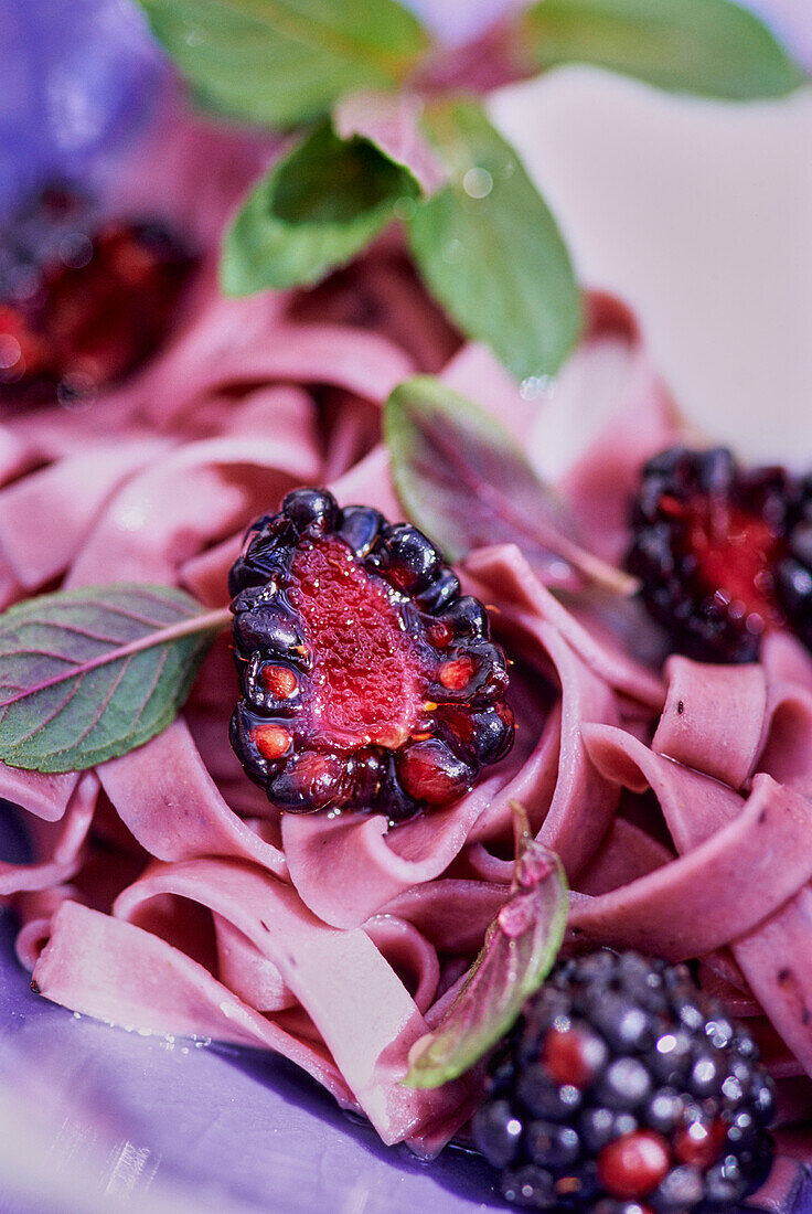 Nudelsalat mit Brombeeren und Minze