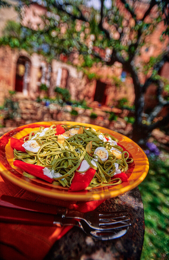 Spinach tagliatelle with pimientos and quail eggs