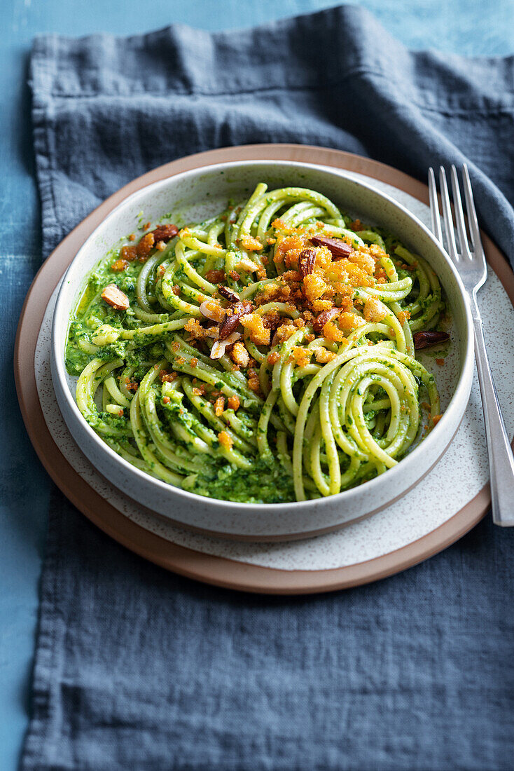 Spaghetti alla Chitarra mit Spinatpesto und Paprikakrümeln