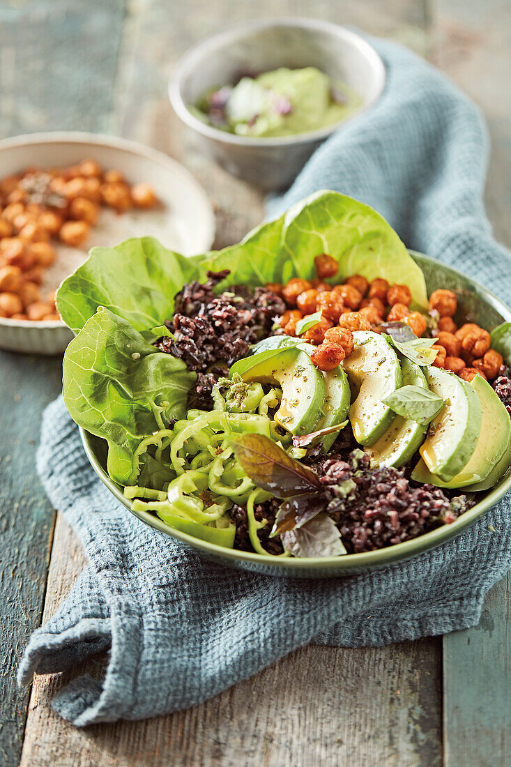 Schwarze Reis-Bowl mit knusprigen Kichererbsen und Avocadosauce