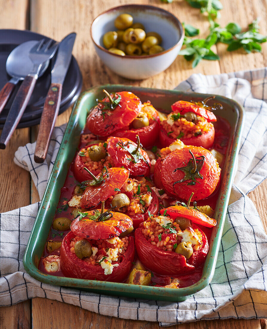 Gefüllte gebackene Tomaten mit Oliven und Schafskäse