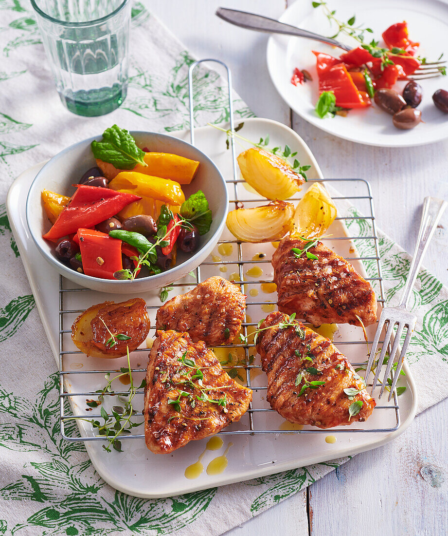 Gegrillte Putensteaks mit geröstetem Paprikasalat