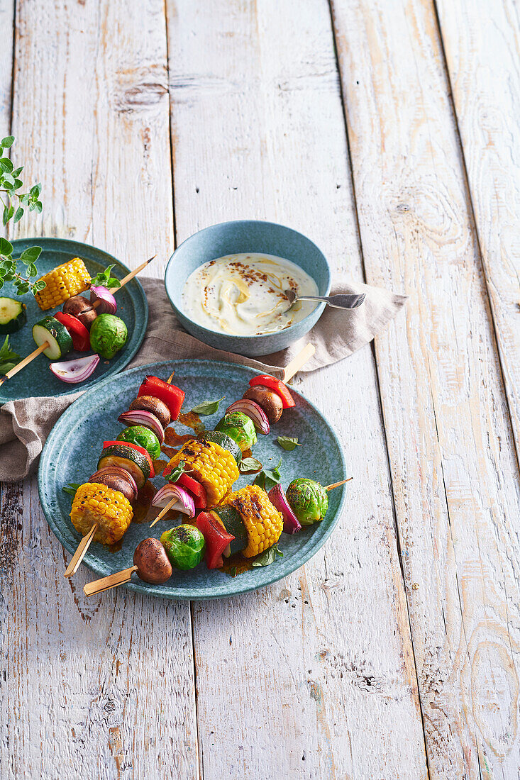 Gegrillte Gemüsespieße mit Senfdip