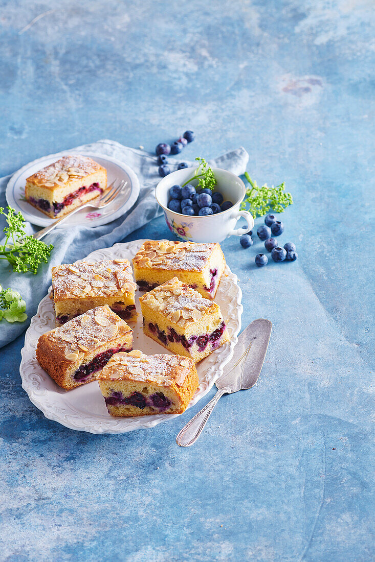 Heidelbeerblechkuchen mit Mandeln