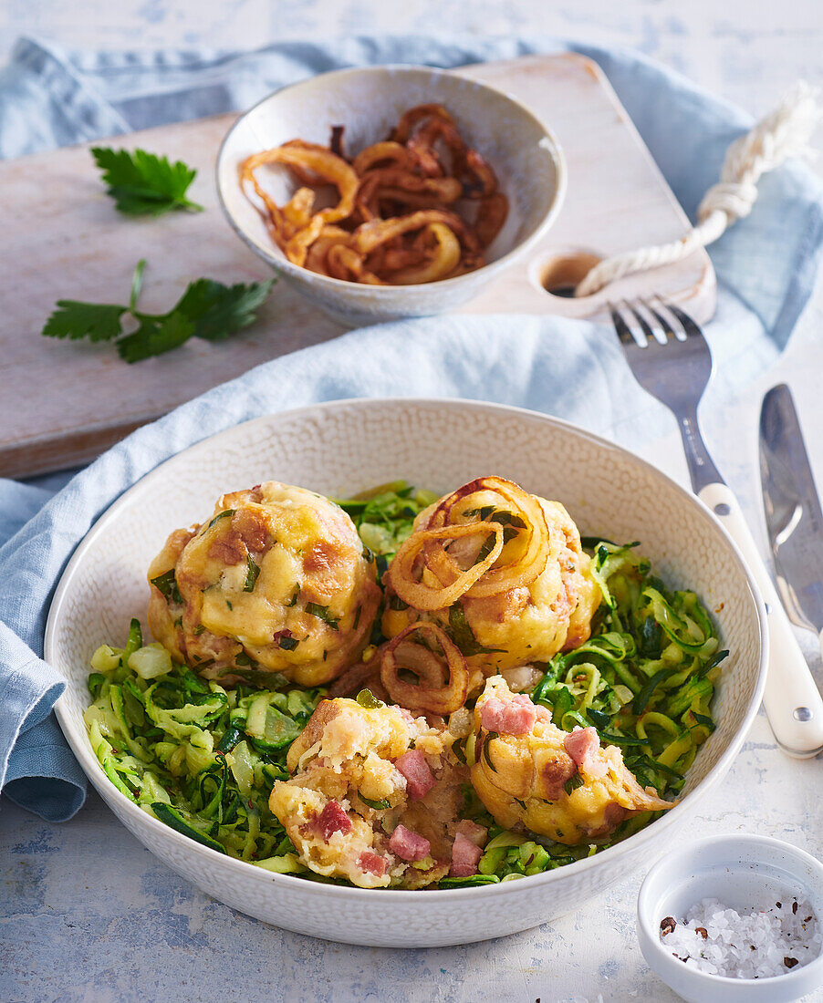 Speckknödel mit geschmortem Zucchinigemüse