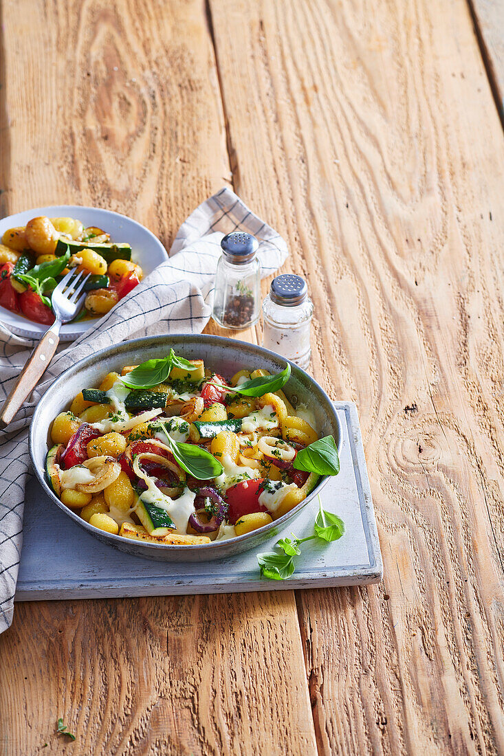 Gebackene Gnocchi mit Gemüse und Mozzarella