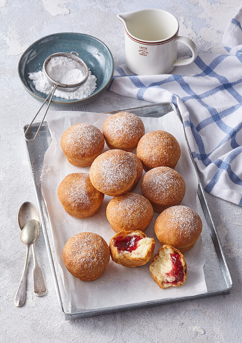 Gebackene Donuts gefüllt mit Himbeermarmelade