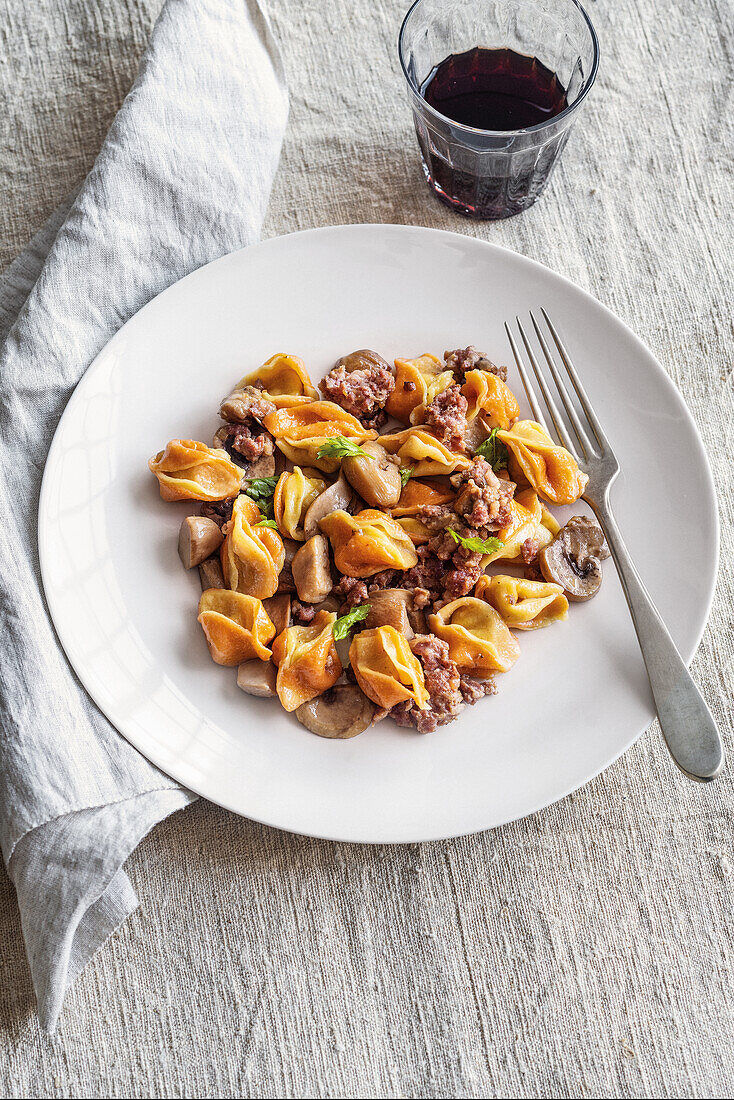 Zweifarbige Pizzicotti mit Pilz-Wurst-Duett