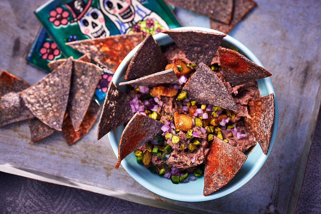 Schwarze Bohnenpaste mit Tortillachips