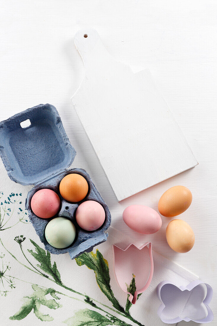 Osterkomposition mit gefärbten Eiern