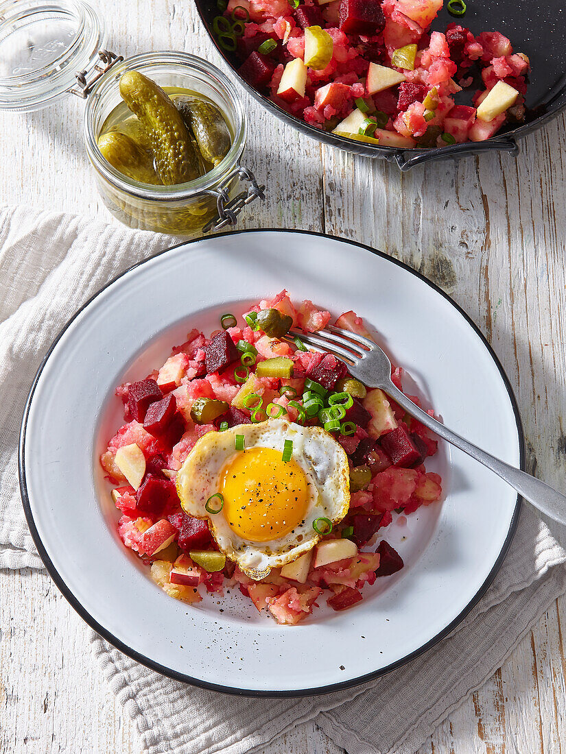 Beetroot and potato ragout with fried egg